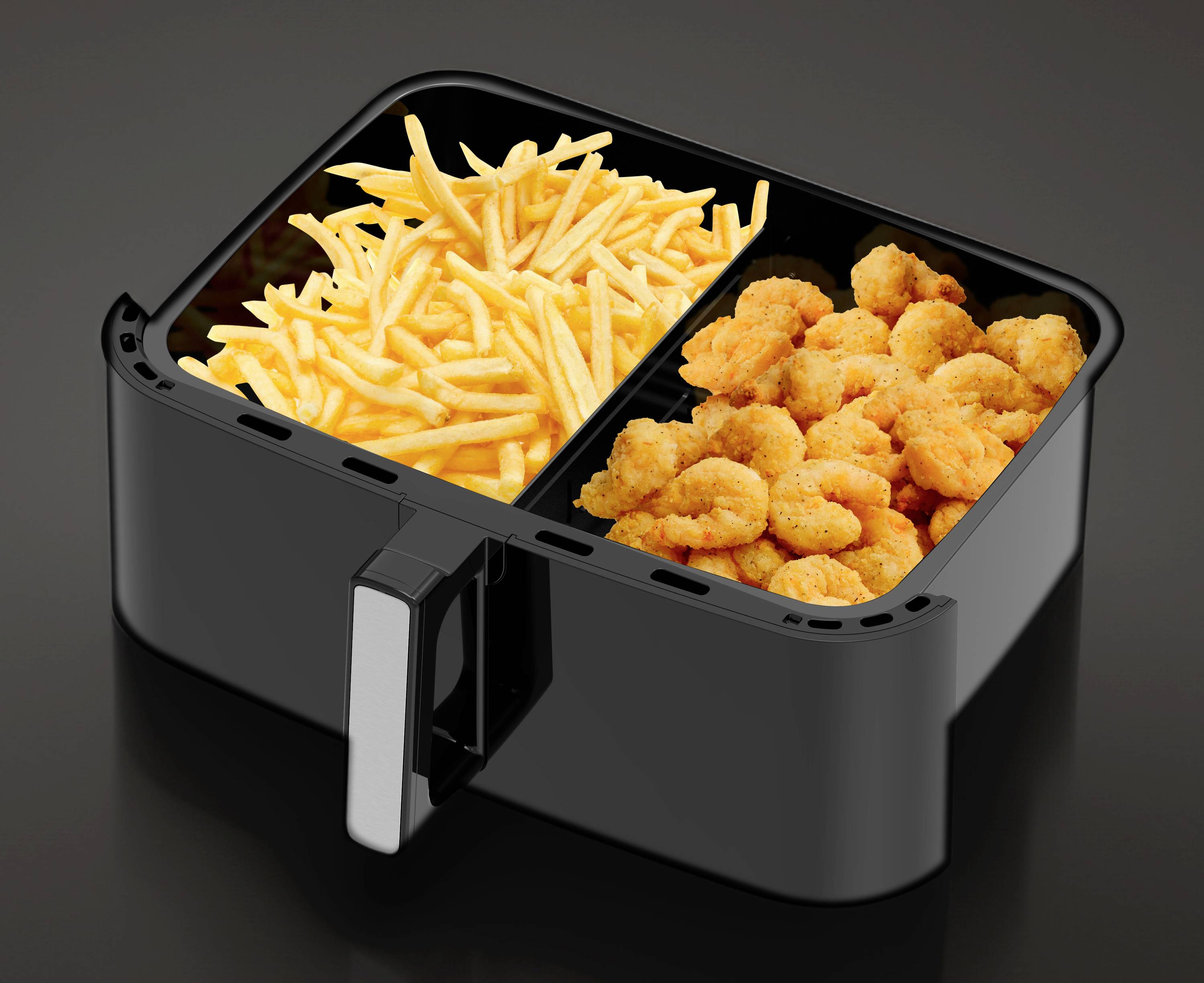 Černá horkovzdušná fritéza se dvěma přihrádkami: vlevo hranolky a vpravo křupavé smažené krevety.