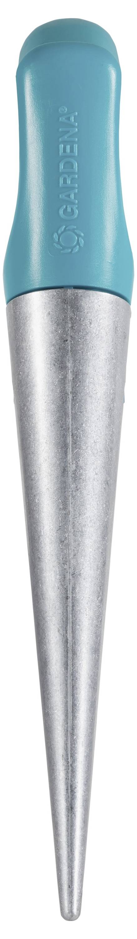 Kovový a tyrkysový zahradní nástroj se špičatým koncem, používaný k sázení semen nebo malých rostlin do půdy.