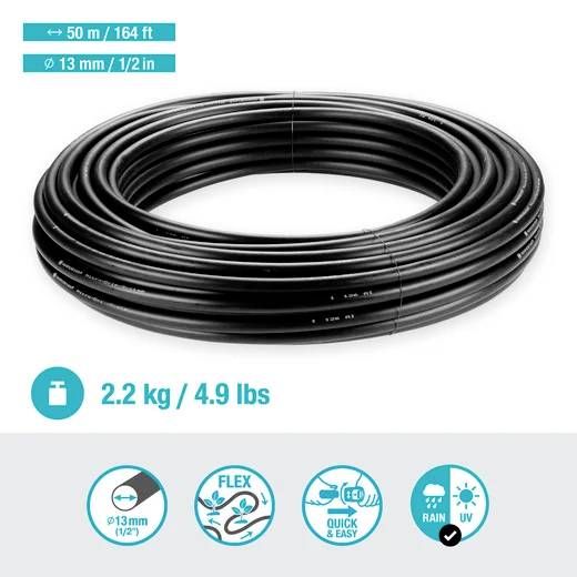 '50 m / 164 ft' černá zahradní hadice svinutá, průměr 13 mm / 1/2 palce. Váží 2,2 kg / 4,9 liber. Ikony zvýrazňují její flexibilitu, snadné použití, odolnost vůči povětrnostním vlivům.