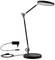 Stolní lampa s nastavitelným ramenem a kulatým stínidlem vedle síťového adaptéru, na bílém pozadí.