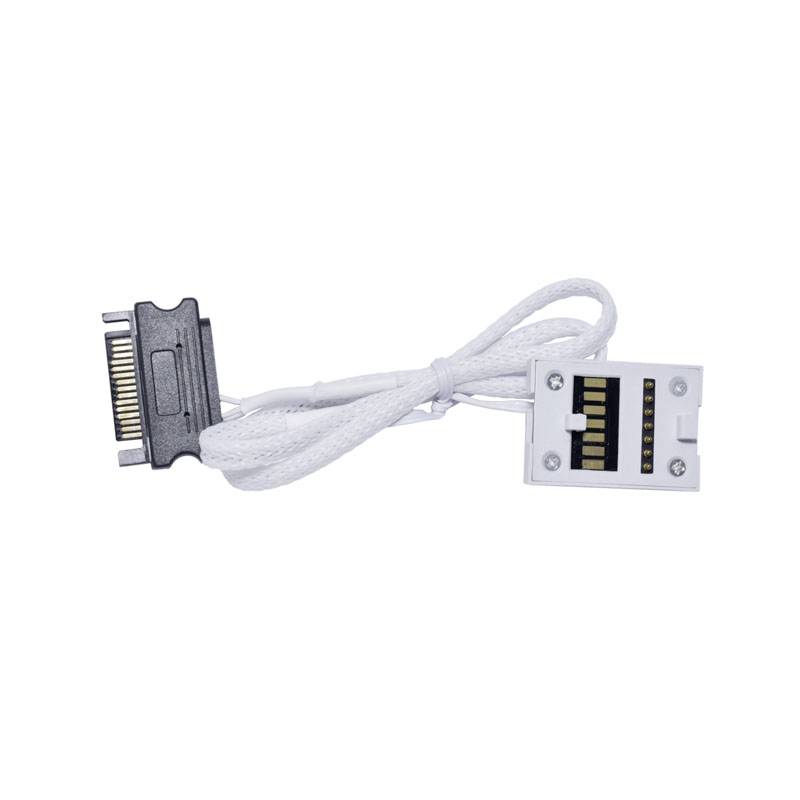 Bílý kabel s černým SATA konektorem a bílým adaptérem s kolíky, na bílém pozadí. Vhodné pro počítačové připojení.