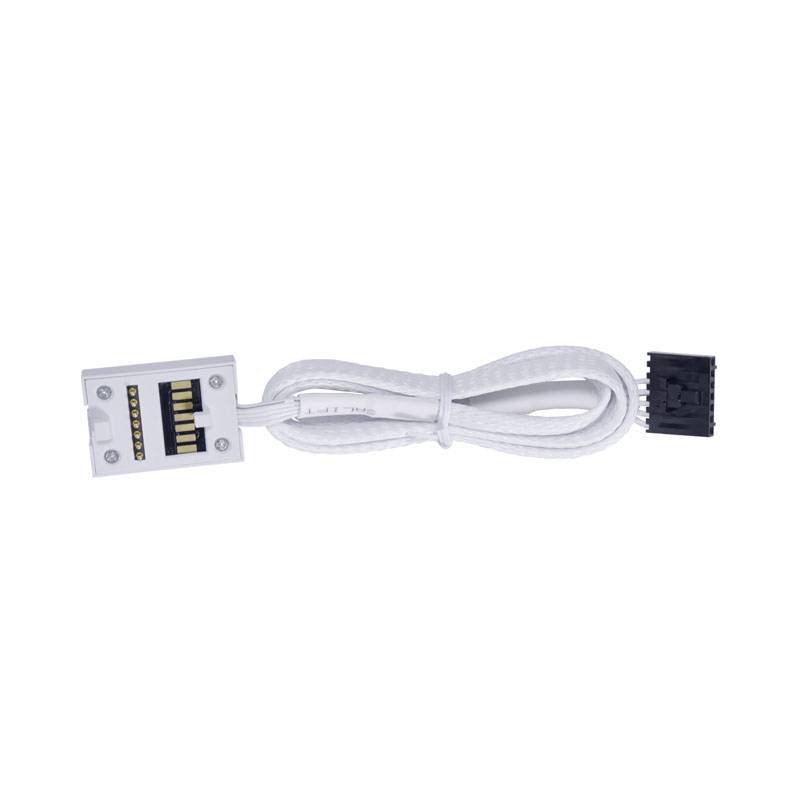 Bílý kabel se dvěma konektory, vlevo čtvercový bílý konektor se zlatými kontakty a vpravo černá část konektoru.
