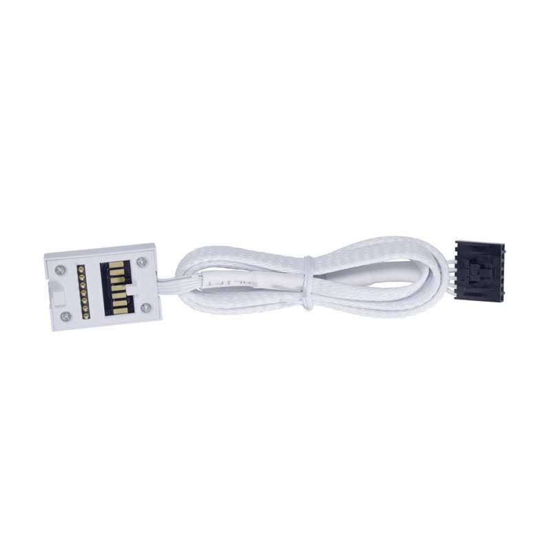Bílý kabel s černou a bílou zástrčkou, používaný pro elektrické připojení.