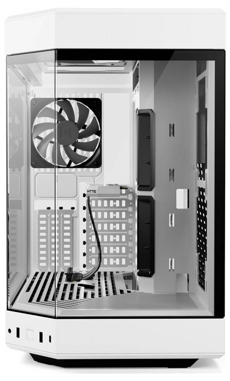 Bílá počítačová skříň s prosklenou stranou, která ukazuje vestavěný ventilátor a systém vedení kabeláže, připravená pro instalaci komponent.