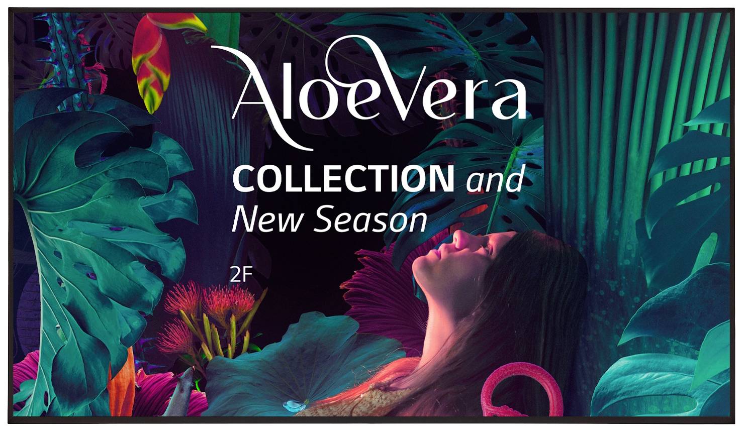 Reklamní plakát pro kolekci Aloe Vera a Novou sezónu v 2. patře; žena se zavřenýma očima obklopená tropickými rostlinami.