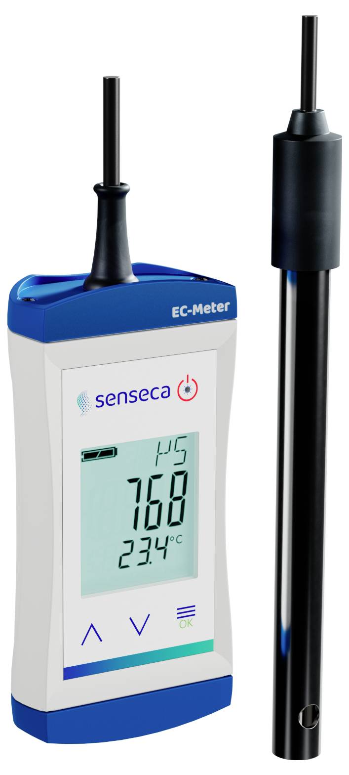 Digitální EC metr s perem podobnou sondou. Displej zobrazuje hodnoty: '760 µS/cm' a teplotu '23,4 °C'. Je viditelný název značky 'Seneca'.