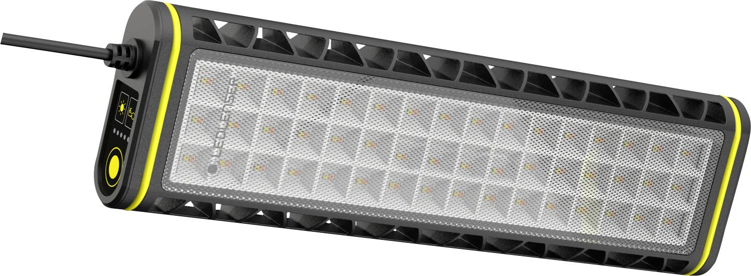 Obdélná LED pracovní svítilna se žlutými akcenty a síťovým kabelem na levé straně. Má mřížkovitý přední design.