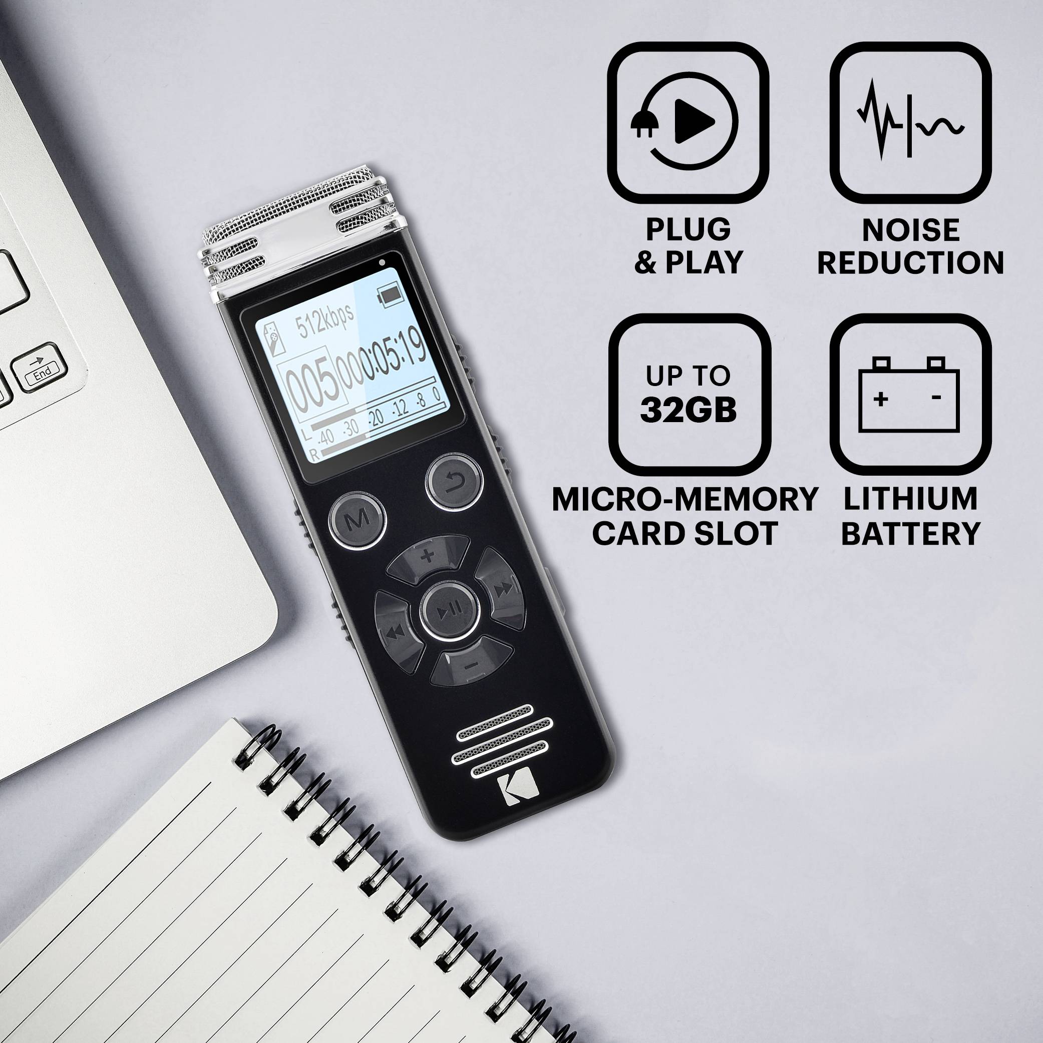 Digitální audiorekordér leží vedle notebooku a poznámkového bloku. Funkce jsou zobrazeny: 'Plug & Play', 'Potlačení šumu', '32GB slot na mikroSD kartu', 'Lithiová baterie'.