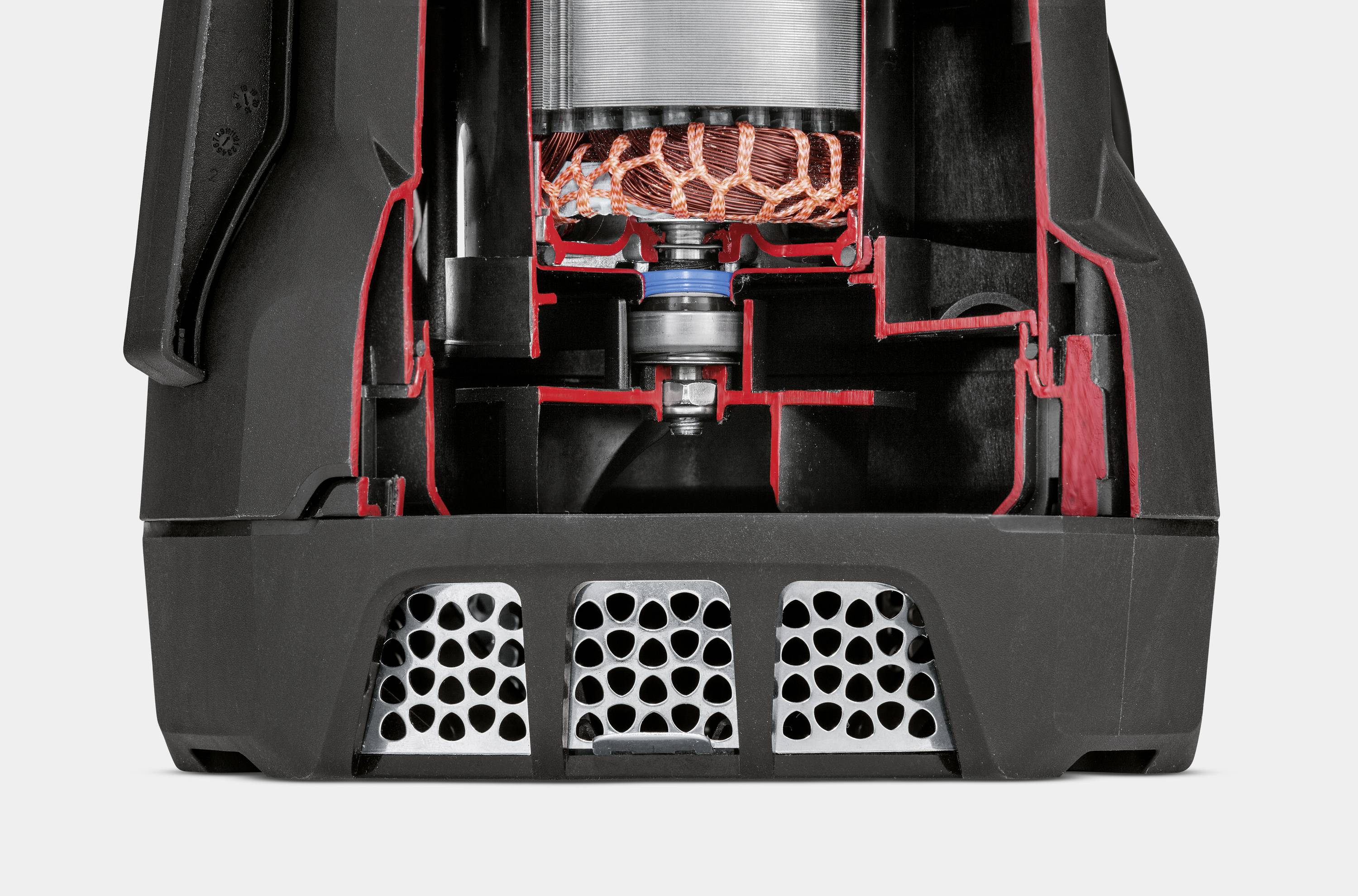Příčný řez elektrickým zařízením ukazuje vnitřní strukturu včetně měděné cívky, motoru a větracích prvků.