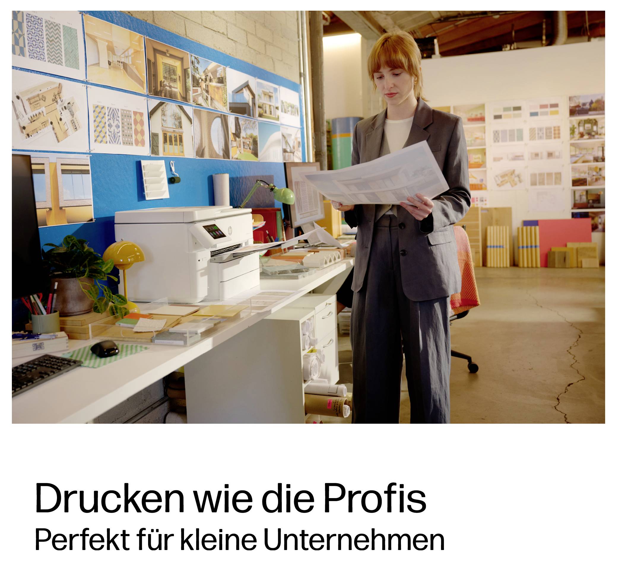 Žena si prohlíží velký tisk v tvůrčí kanceláři s stolním tiskárnou; text zní "Tisk jako profesionálové" a "Ideální pro malé firmy".