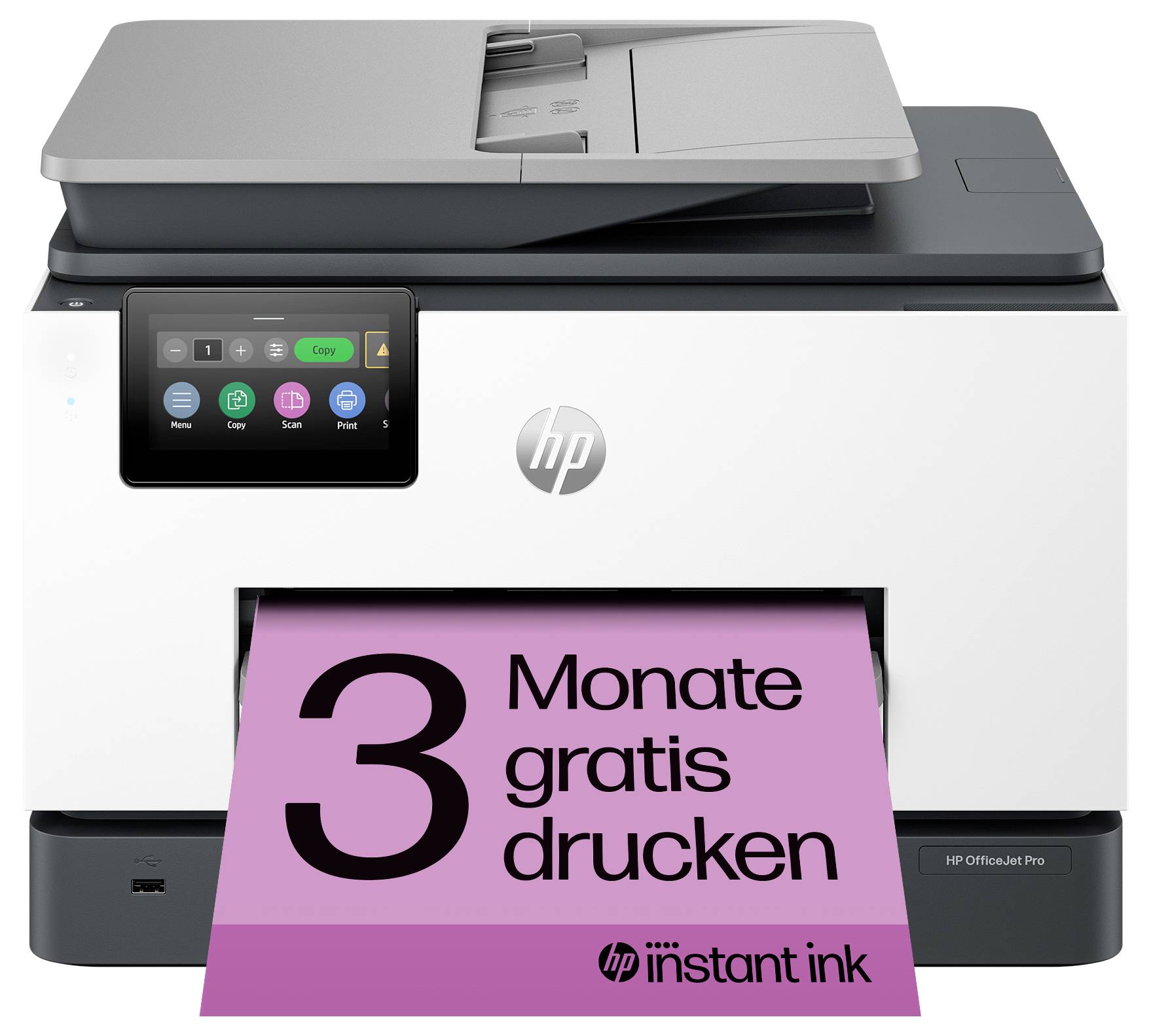 Tiskárna HP all-in-one s dotykovým displejem, která tiskne růžový propagační list s textem "3 měsíce zdarma tisk" a "HP instant ink".