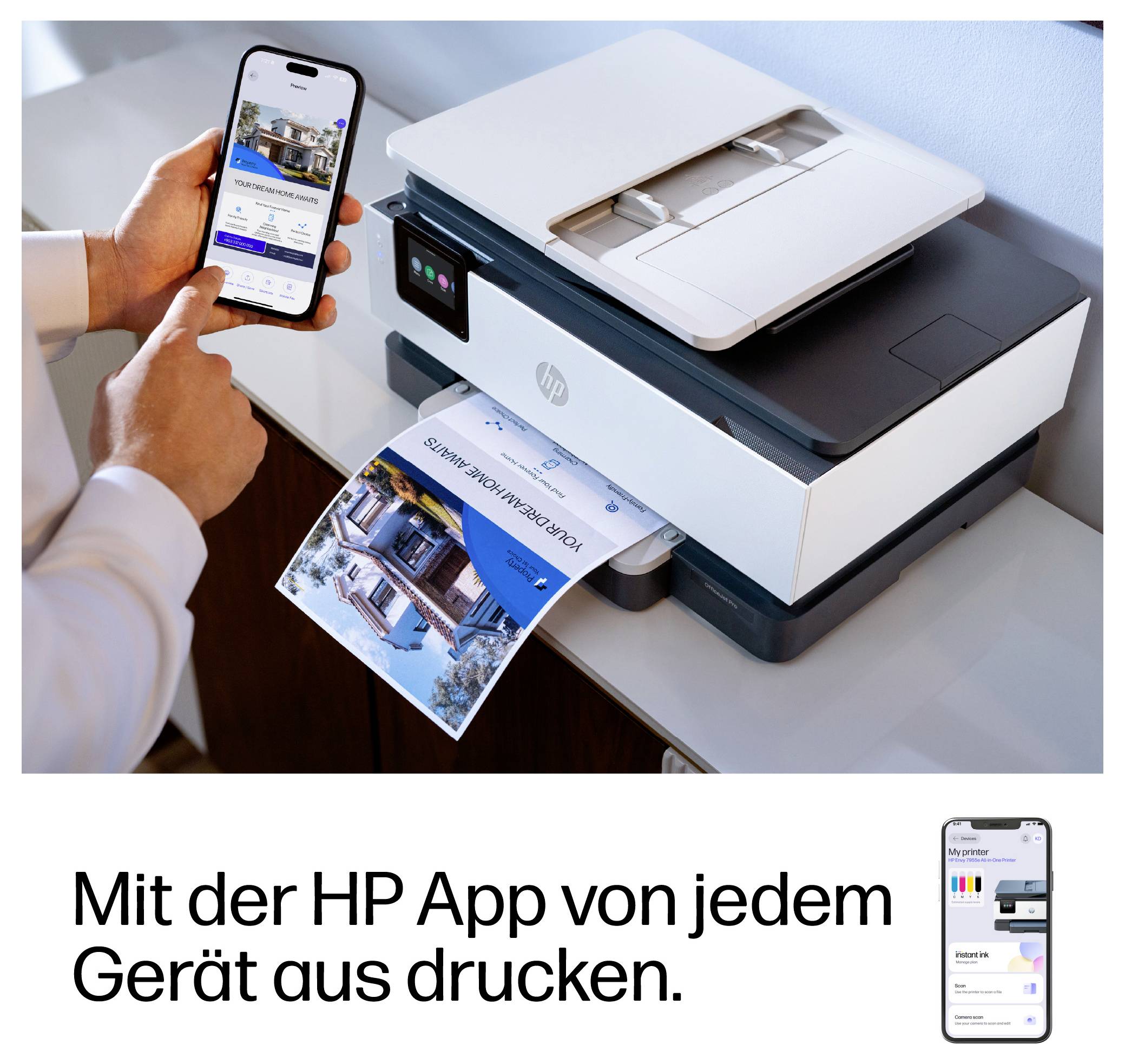 Osoba používající aplikaci HP v chytrém telefonu k tisku fotografie z tiskárny HP; český text říká „Tiskněte z jakéhokoli zařízení pomocí aplikace HP."