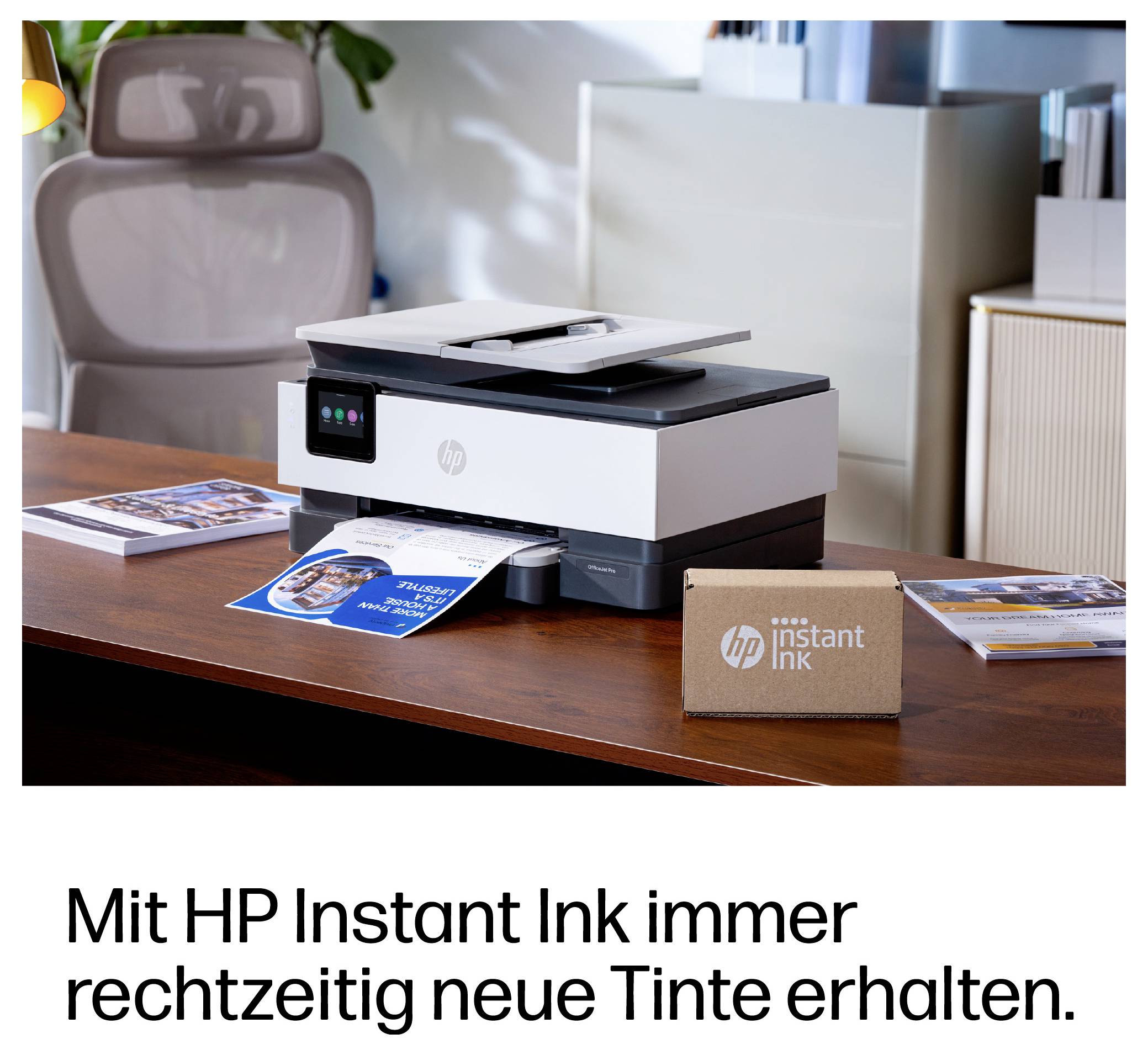 HP tiskárna na stole tiskne fotografie a dokumenty vedle krabice "HP Instant Ink", s německým textem o včasném získání nového inkoustu.