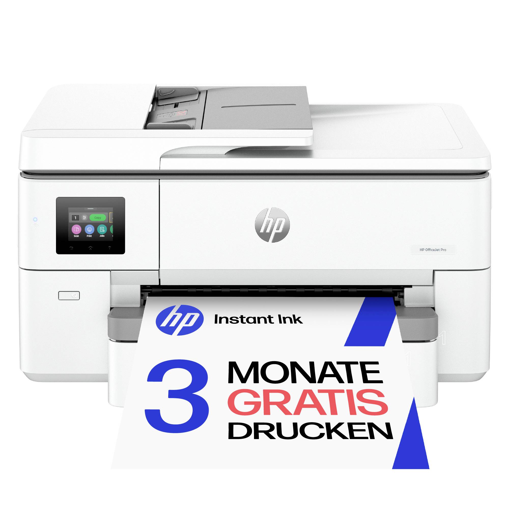 Bílá tiskárna HP all-in-one vytiskuje propagační list, na kterém je napsáno "HP Instant Ink", "3 MĚSÍCE ZDARMA TISK".