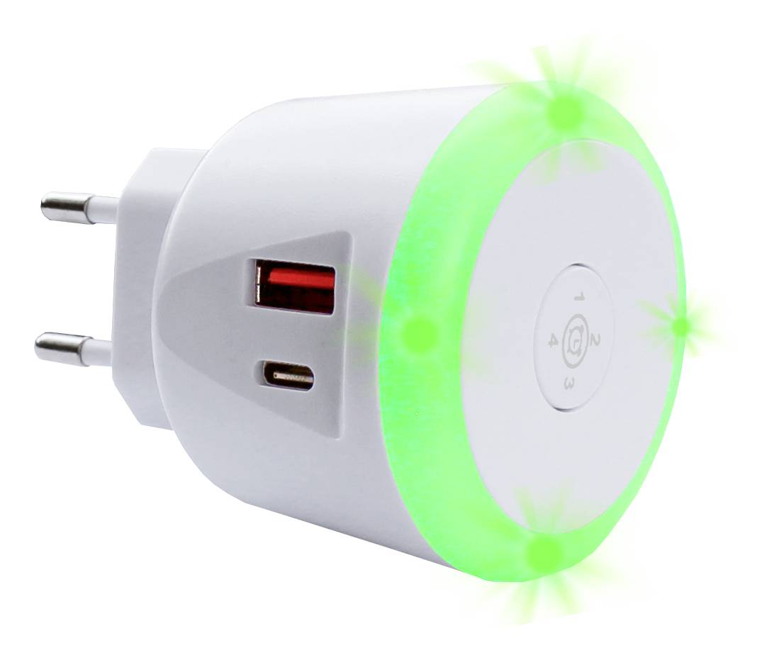 Je zobrazen bílý napájecí adaptér se zásuvkami USB a světélkujícím zeleným okrajem.