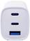 Bílá nabíječka se dvěma USB-C porty nahoře a jedním USB-A portem dole.