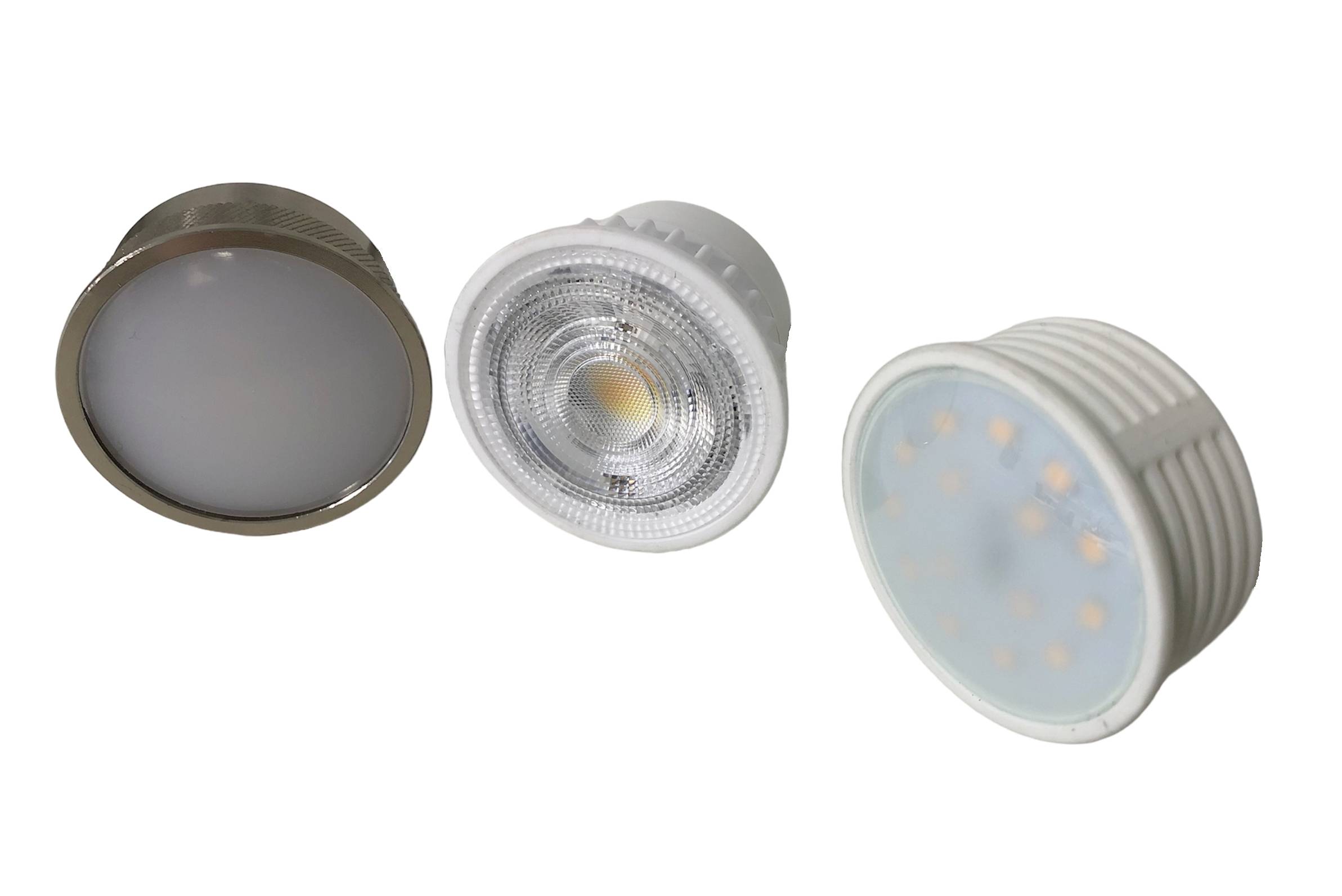 Tři různé LED žárovky na bílém pozadí, které ukazují odlišné tvary a designové varianty pro osvětlení.