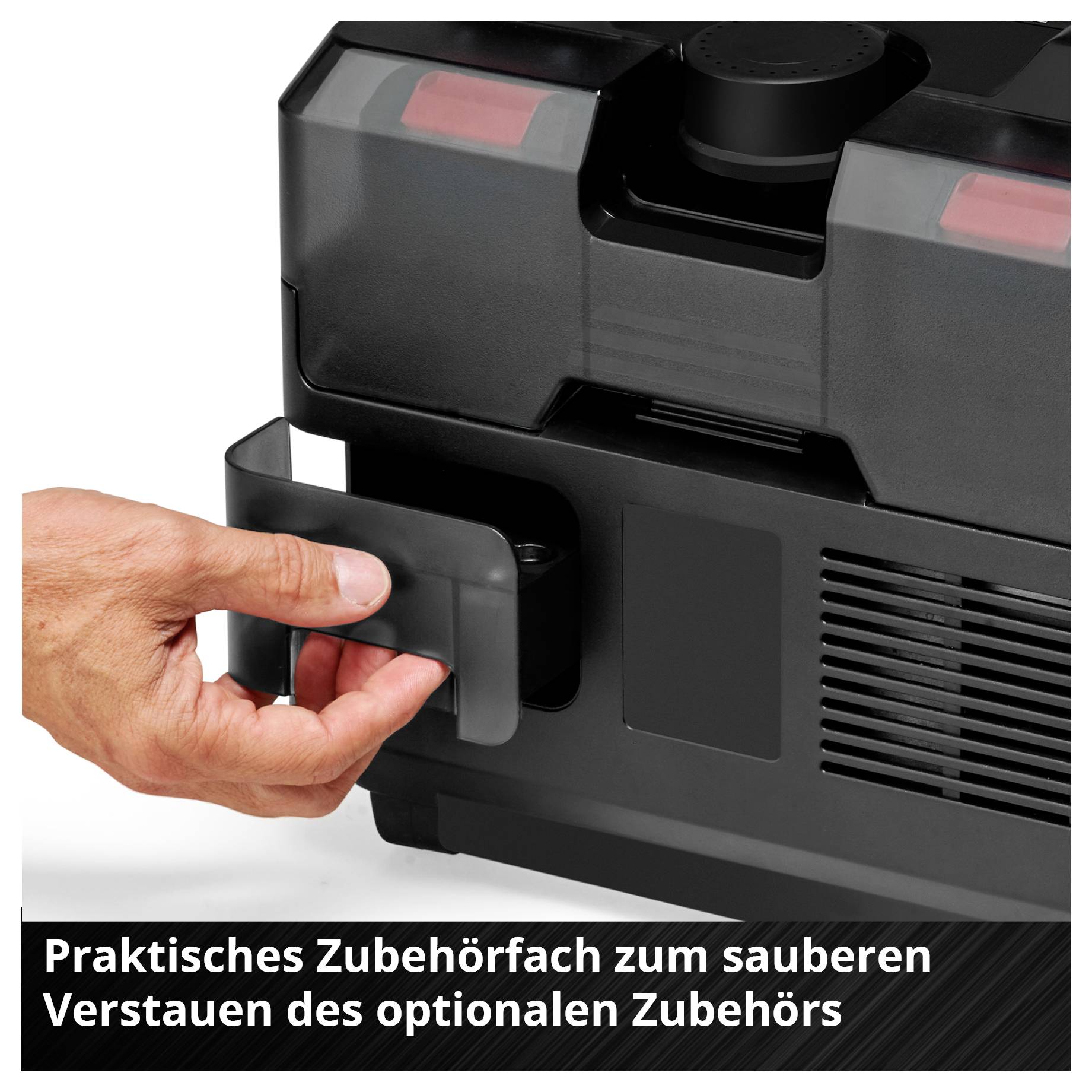 Mechanik stříká červený panel automobilu v autoservisu pomocí stříkací pistole, zatímco zbytek vozidla je chráněn ochrannou fólií a páskou.