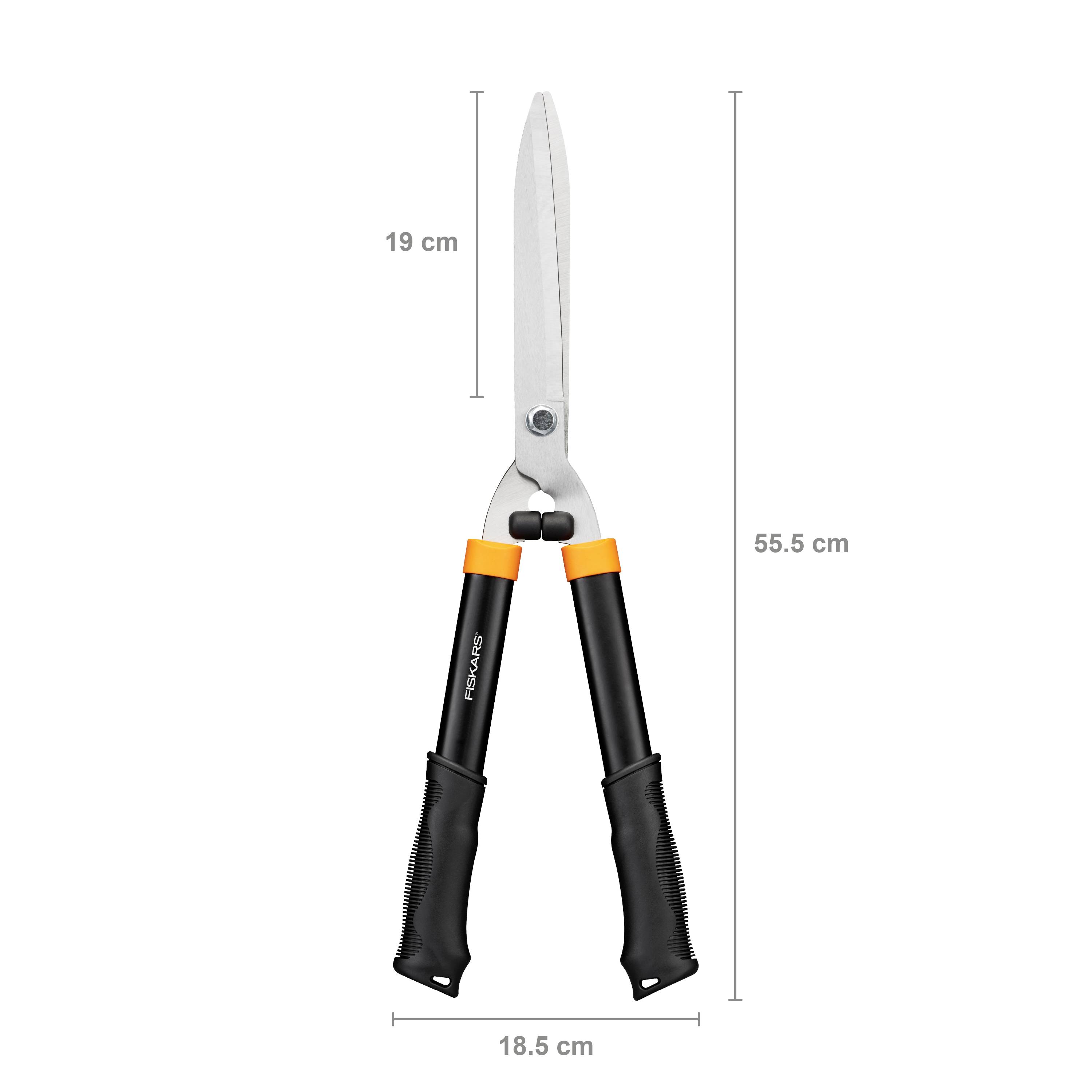 Stříbrné nůžky na živý plot s černými rukojeťmi a oranžovými akcenty, celková délka 55,5 cm, délka čepele 19 cm.
