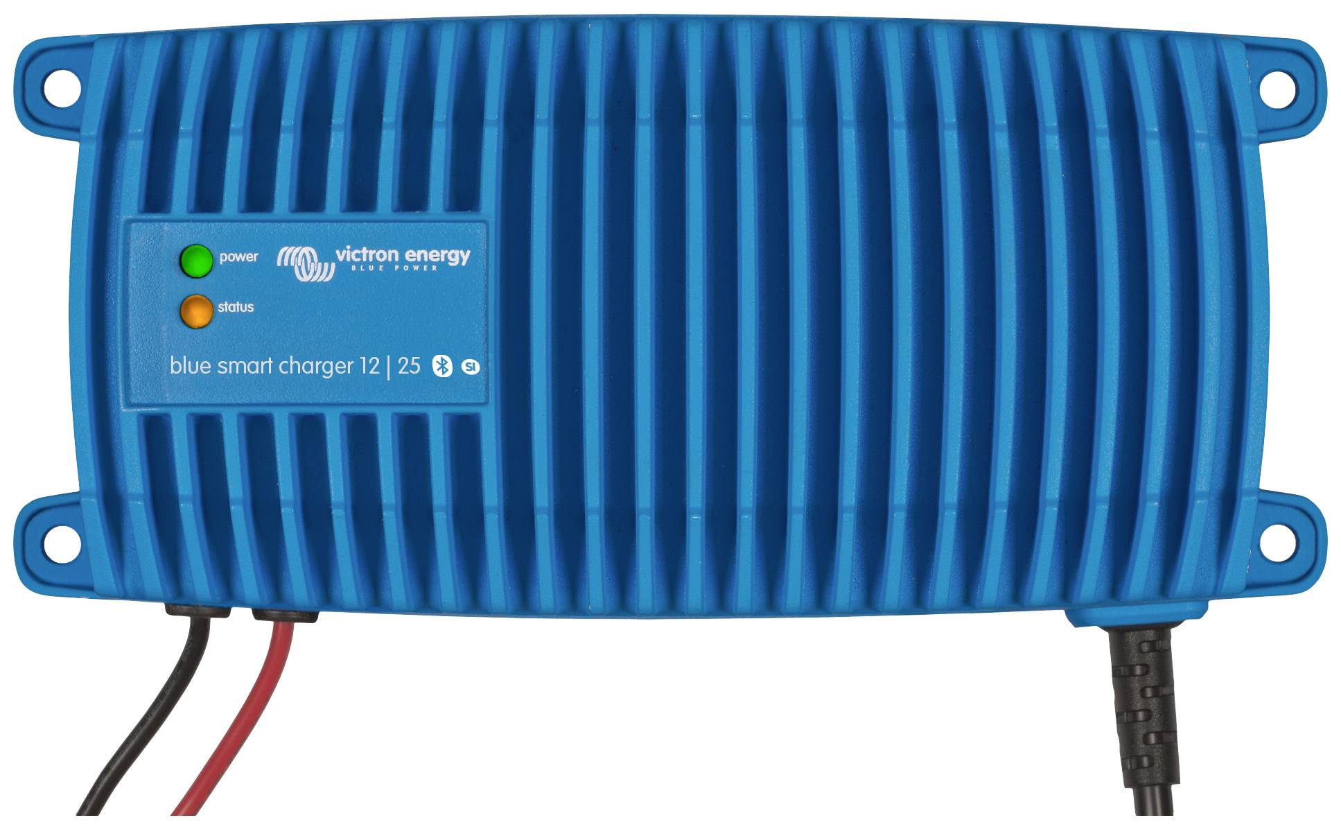 Modrá nabíječka s vroubkovaným povrchem. Dvě LED diody indikují 'napájení' a 'stav'. Název značky nahoře. Označena jako 'blue smart charger 12 | 25'.