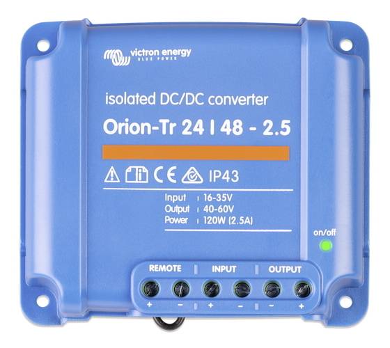 Modrý Orion-Tr 24/48-2,5 DC/DC měnič od společnosti Victron Energy. Zobrazuje vstupní a výstupní napětí, výkon a stupeň krytí IP43.