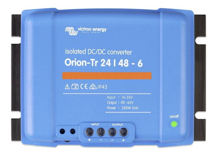 Modrý DC/DC měnič Victron Energy 'Orion-Tr 24 | 48 - 6' s vstupními a výstupními konektory a LED indikátorem. Poznámky k napětí a výkonu.
