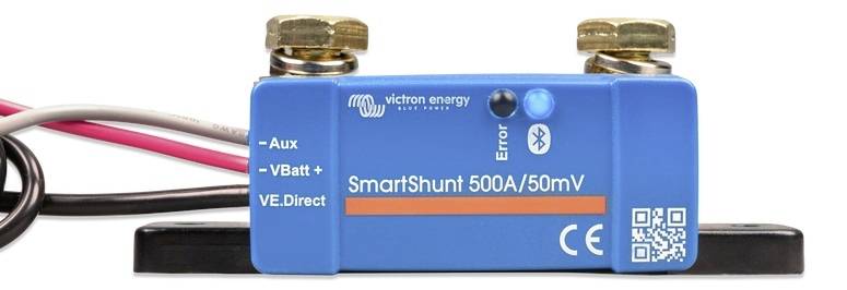 Modrý SmartShunt od společnosti Victron Energy s nápisem '500A/50mV', který obsahuje konektory pro pomocný proud, baterii a připojení VE.Direct.