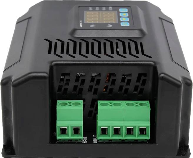 Černé elektronické zařízení s digitálním displejem a dvěma zelenými připojovacími svorkami. Pravděpodobně měnič napětí.