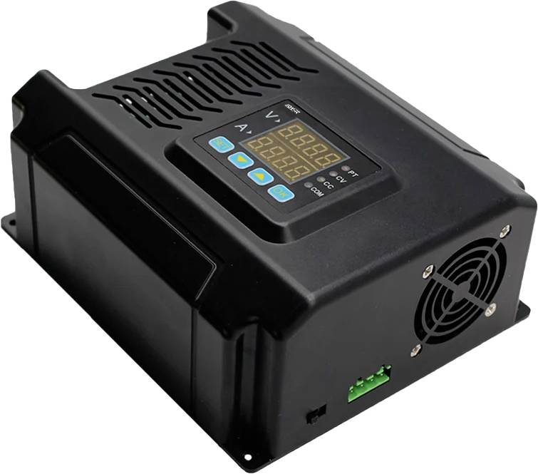 Elektronické zařízení v černém pouzdře s digitálním displejem a ventilátorem. Zobrazuje napětí, proudovou hodnotu a další nastavení.