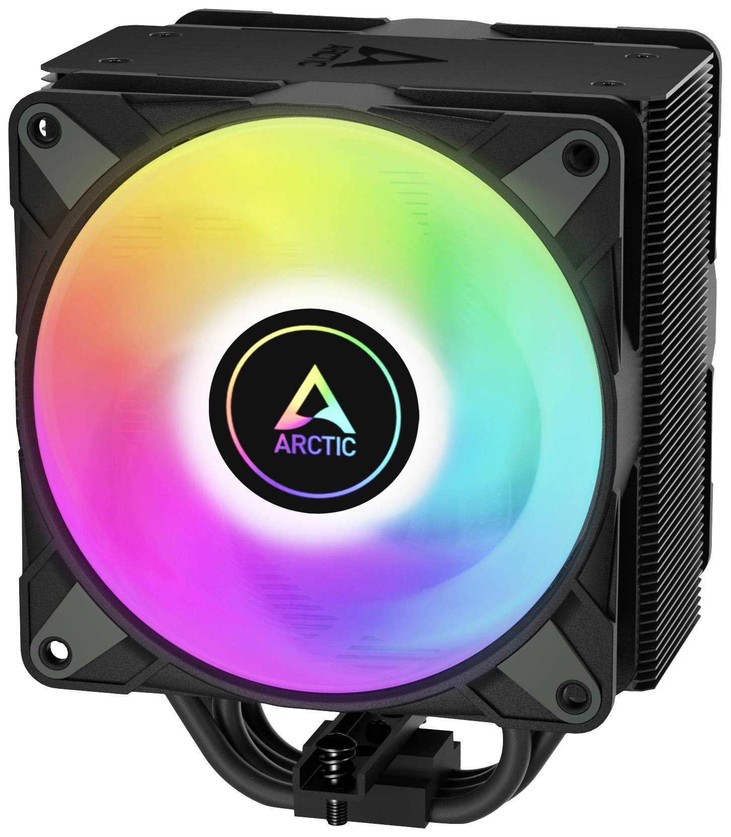 Počítačový ventilátor od Arcticu s RGB osvětlením, který svítí v různých barvách. Ventilátor je čtvercový a černý.