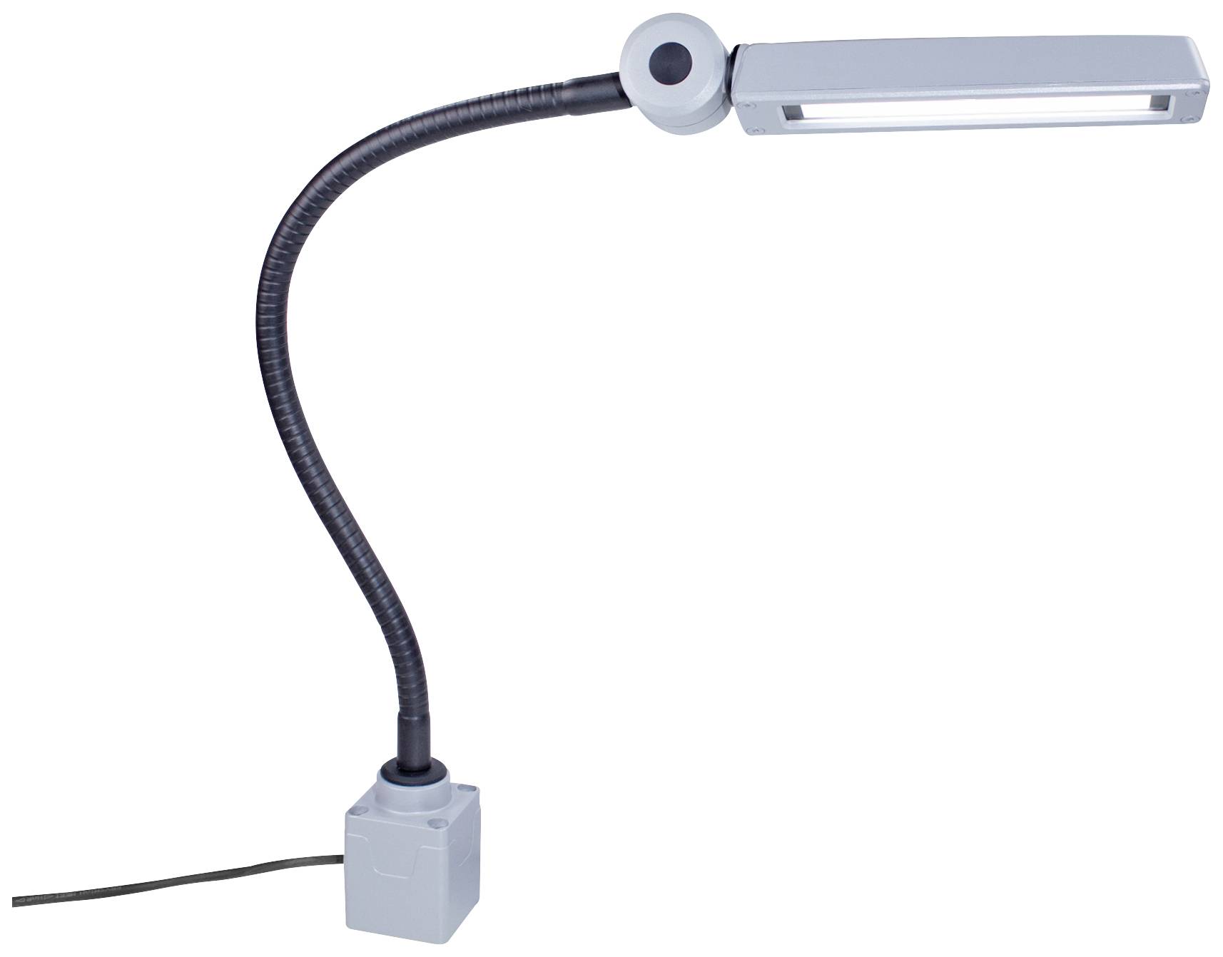 Šedá stolní lampa s ohebným krkem, upevněná na čtvercové podstavě. Je zapnutá a svítí.