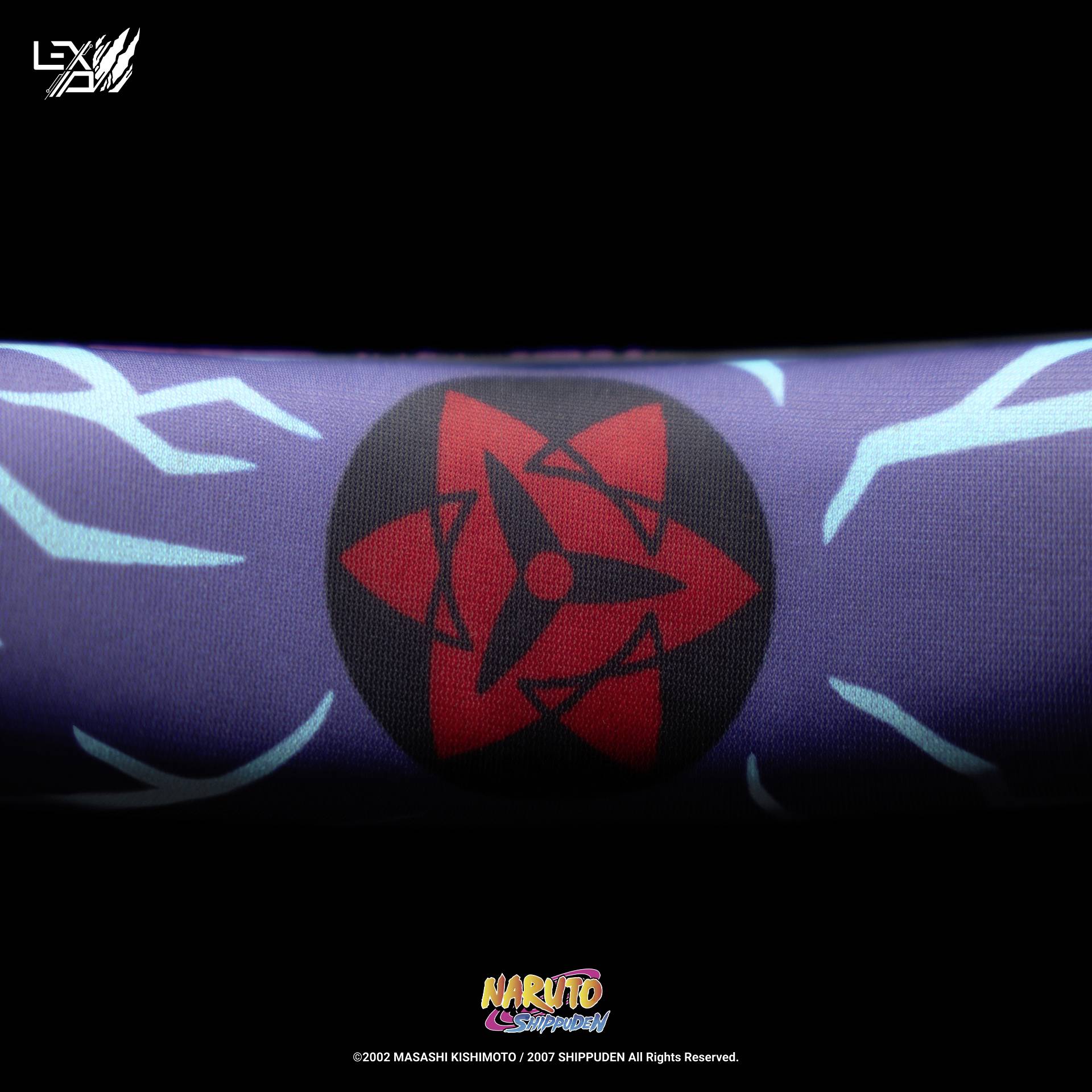 Stylizovaný červený symbol před tmavým pozadím s modrými vzory ve stylu anime grafiky.