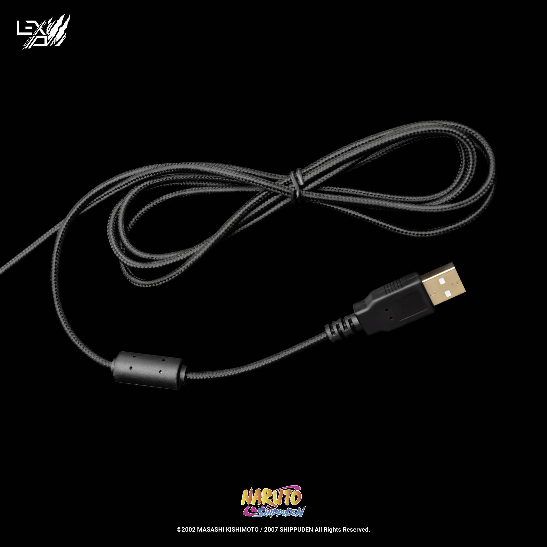 Černý USB kabel s USB konektorem na černém pozadí, s logem 'Naruto Shippuden' v dolní části.