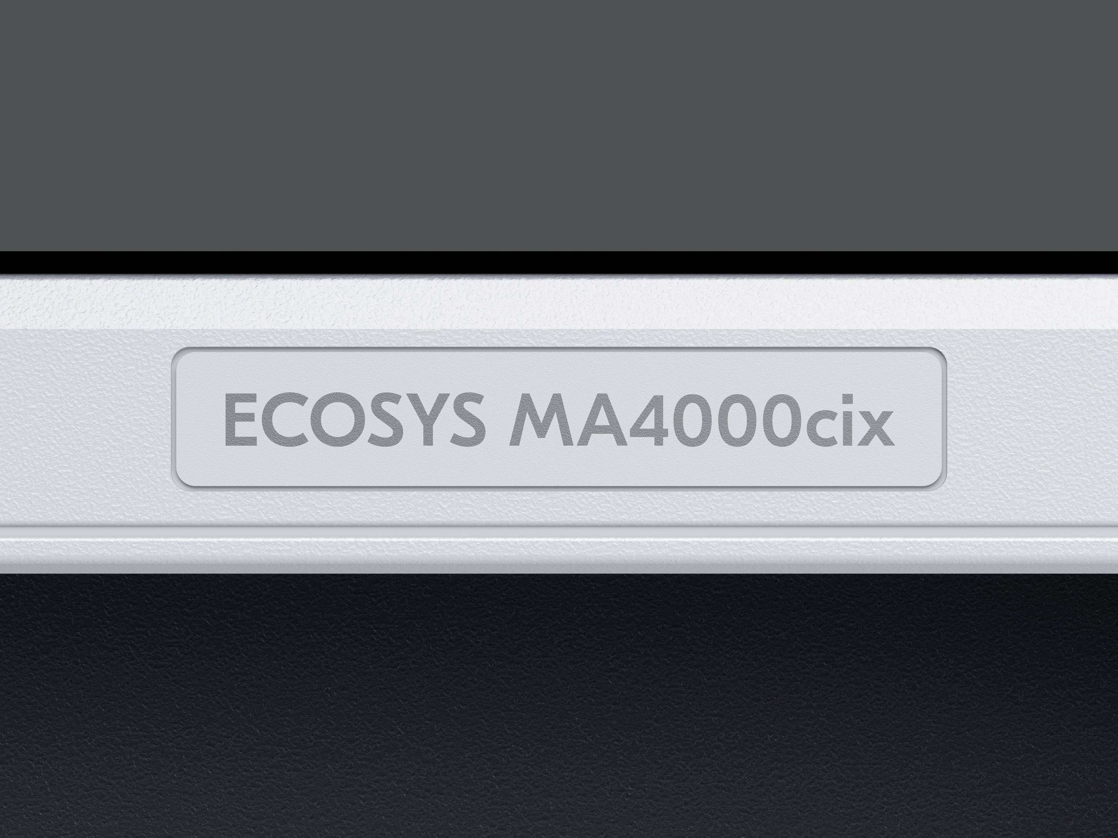 Na úzkém stříbrném štítku na zařízení je vidět nápis „ECOSYS MA4000cix".