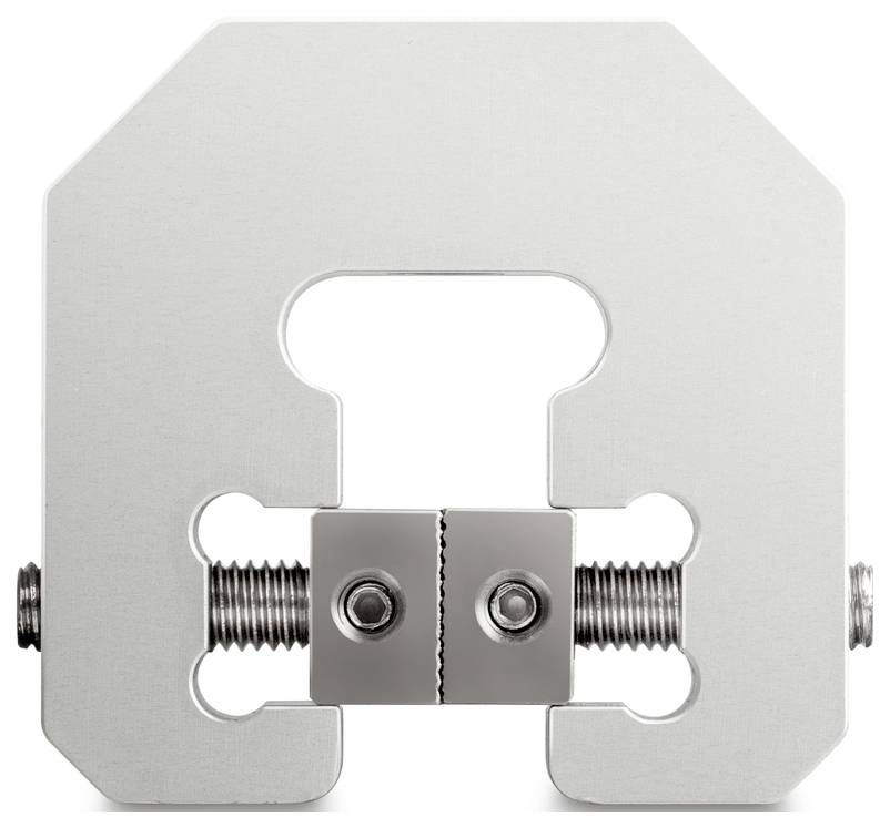 Kovová svorka se dvěma šrouby uprostřed pro propojení nebo zajištění dvou sekcí.