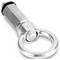 Stříbrný kovový úchyt s kulatým kroužkem a černou plastovou částí, často používaný v lezeckých nebo bezpečnostních systémech.