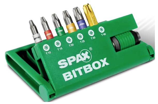 Zelená sada bitů s šesti různými barevnými bity pro šroubováky. Obchodní název 'SPAX BITBOX' vytištěný na krabičce.