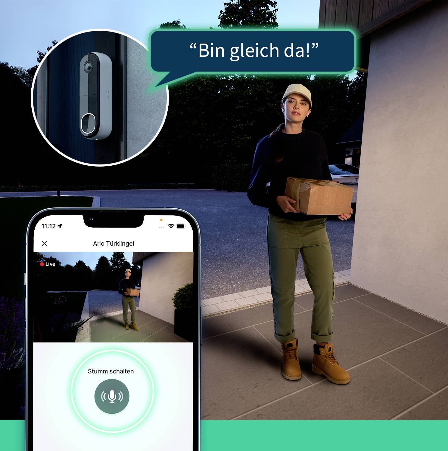 Před dveřmi stojí osoba s balíkem. Na displeji mobilního telefonu je vidět aplikace zvonku. Text: 'Hned jsem tam!'