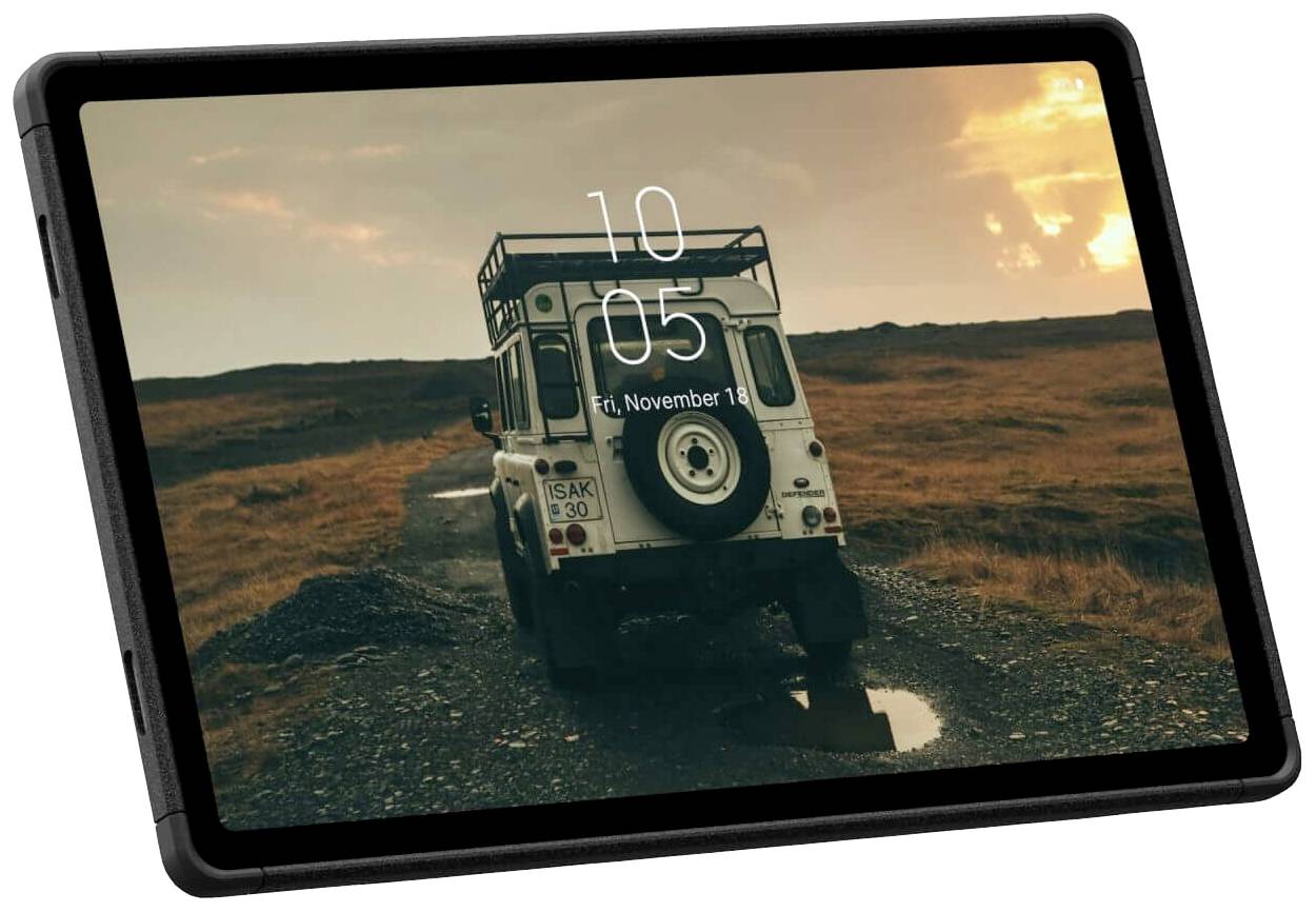 Terénní automobil jede po kamenité cestě rozlehlou, odlehlou krajinou za soumraku.