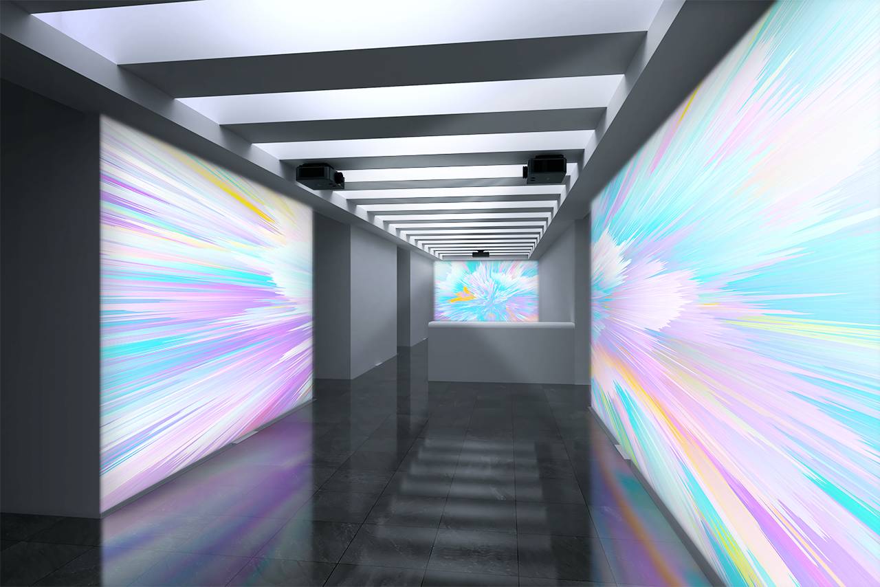 Moderní výstavní prostor galerie s jasným, abstraktním nástěnným designem v pastelových barvách. Prostor je vybaven lesklou tmavou podlahou.