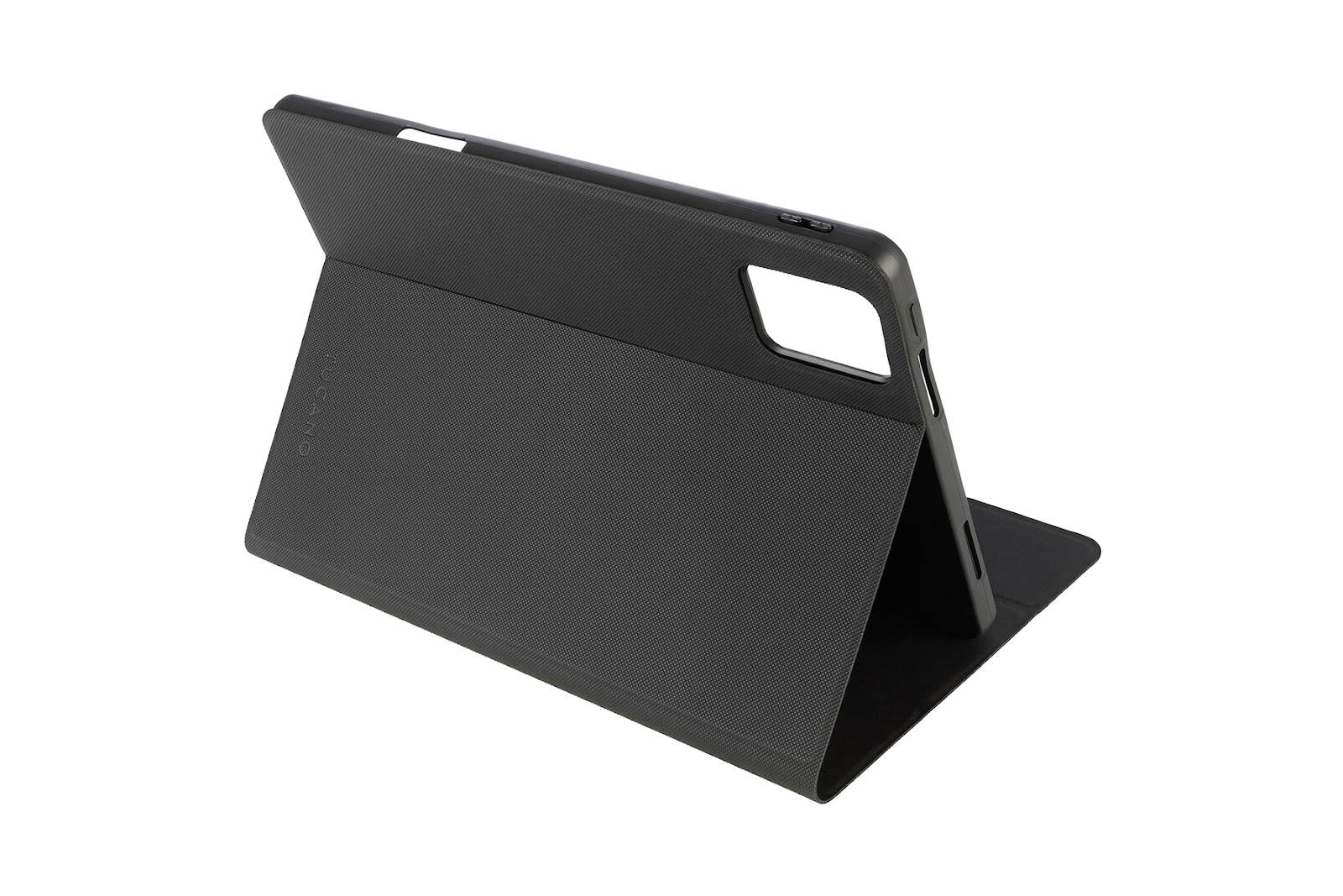 Černý obal na tablet ve vzpřímené poloze, který podporuje zařízení v šikmém úhlu pro pohodlnější prohlížení.