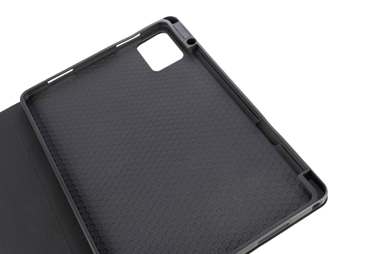 Černý obal na tablet s hexagonálním vzorem, výřezy pro kameru a konektory.