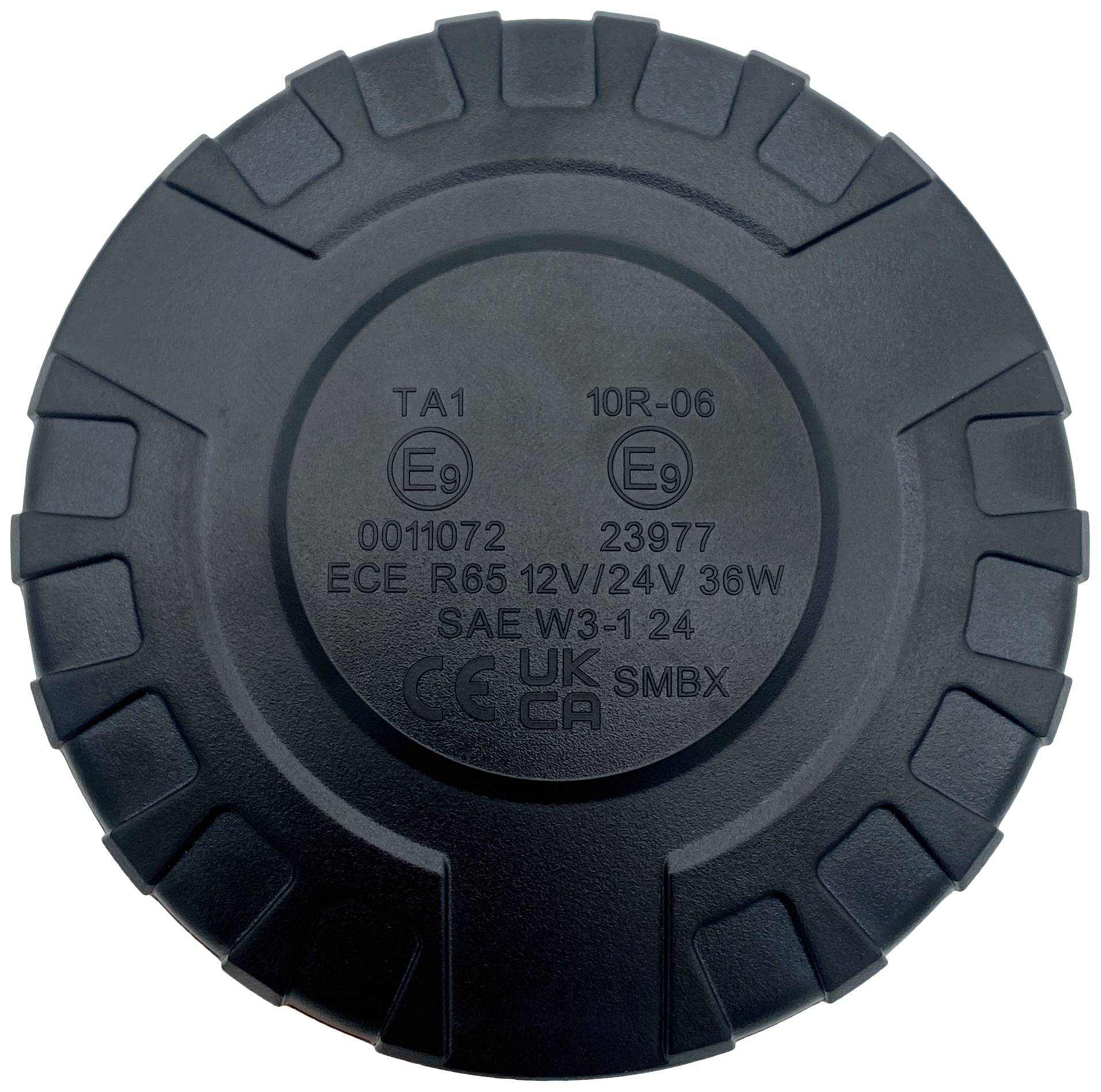 Černá plastová krytka s vytištěným textem: 'ECE R65 12V/24V 35W' a dalšími technickými údaji.
