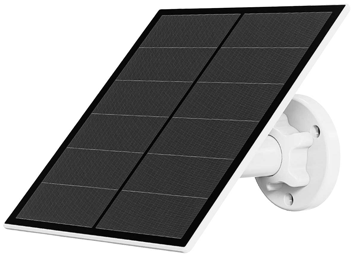 Černý solární panel na bílém držáku, nakloněný ve směru slunečního záření pro maximální energetickou účinnost.