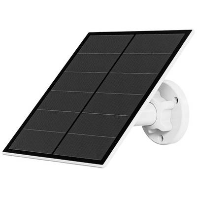 Černý solární panel na bílém držáku, nakloněný ve směru slunečního záření pro maximální energetickou účinnost.
