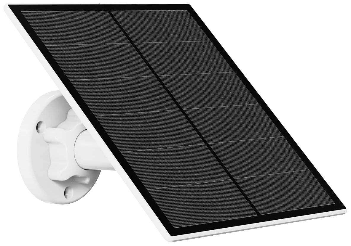 Solární panel upevněný na bílém držáku je nastaven pod úhlem směrem nahoru a doprava.