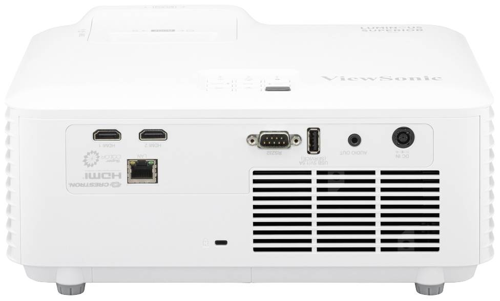 Zadní strana projektoru s HDMI, VGA, USB a LAN porty. Větrací štěrbiny vpravo. Bílé pouzdro s jasným označením připojení.