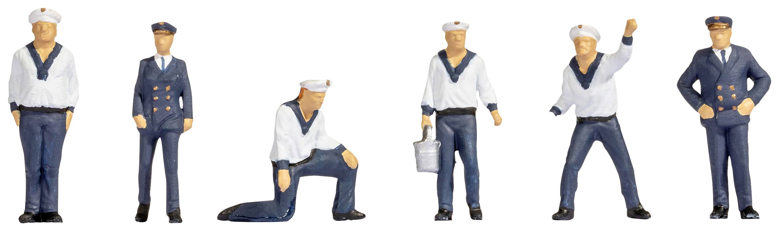 Šest modelových figurek v námotnických a důstojnických uniformách; některé stojí, jedna klečí, jeden drží kbelík, další zvedají ruce.