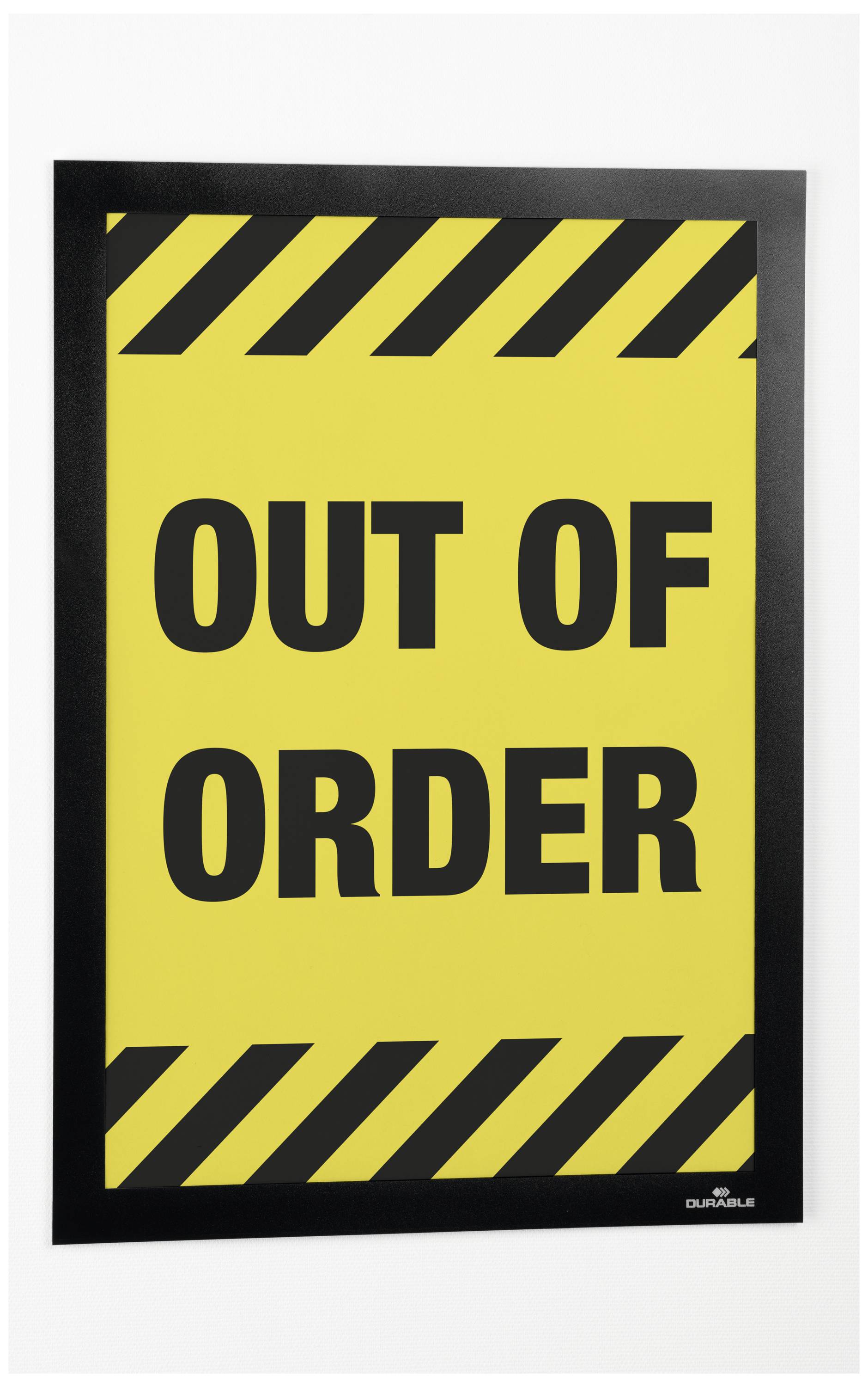 Žluté znamení s černým okrajem a velkým nápisem 'OUT OF ORDER' signalizuje, že něco nefunguje nebo je mimo provoz.