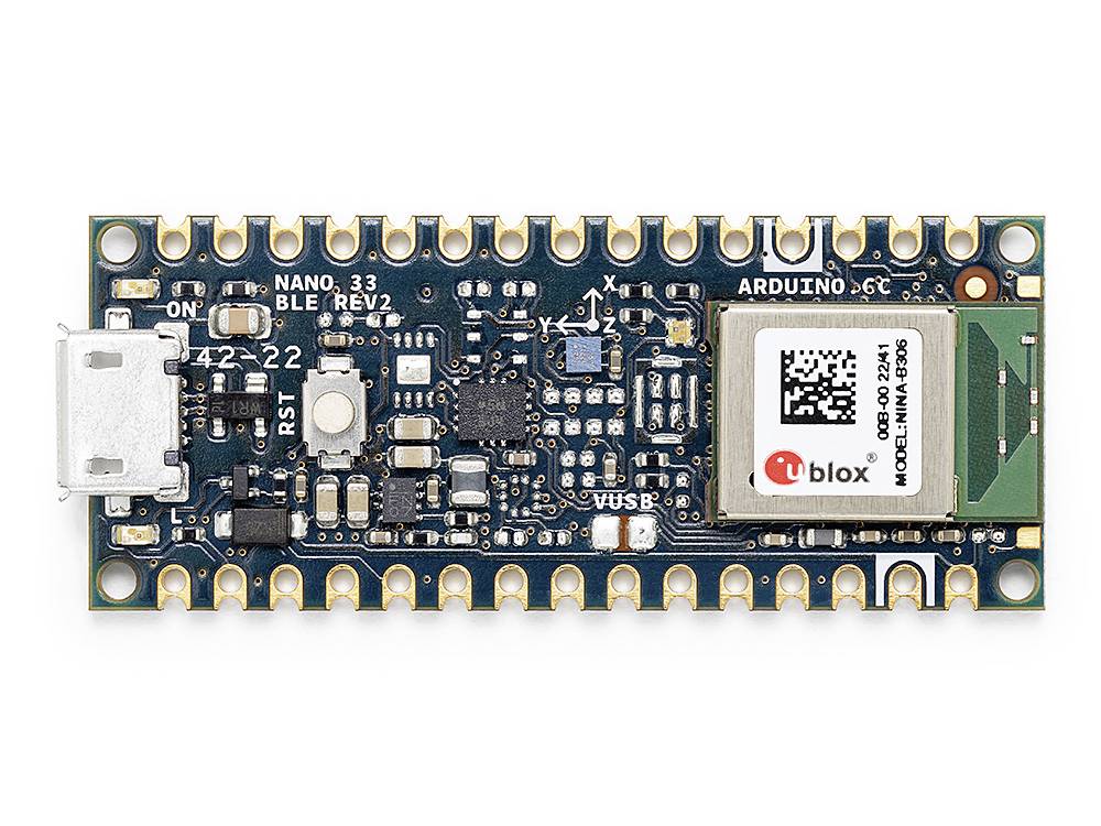 Arduino Nano 33 BLE vývojová deska s řadou elektronických komponent a USB připojením, vhodná pro IoT projekty.